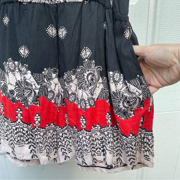 Angie woman’s romper black red and beige print. Pockets!! Adjustable straps - Picture 4 of 13